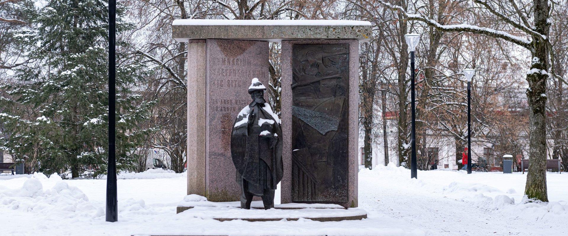 Hugo Treffneri monument lumisel talvel