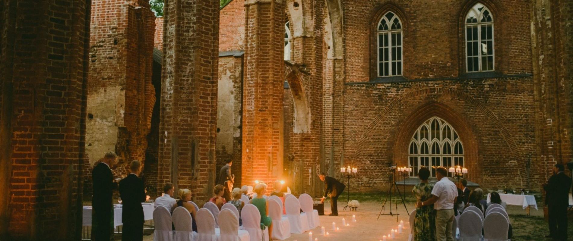 In den Ruinen der Domkirche erfolgen verschiedene Veranstaltungen.