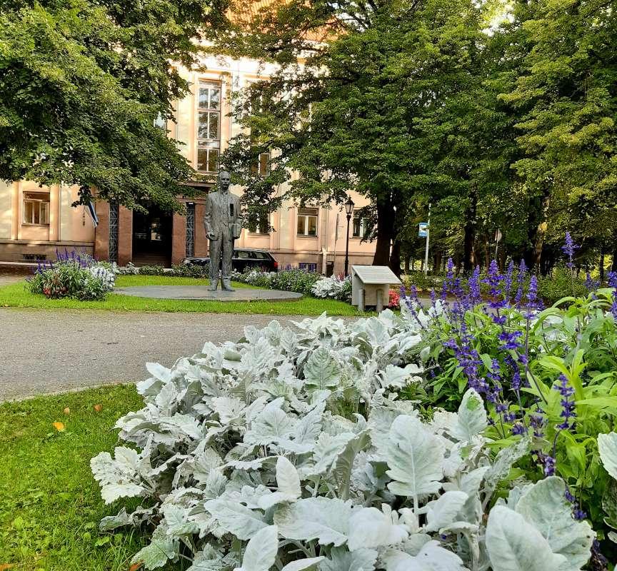 Guided tour ‘Parks and shores of Tartu’ – something for the soul: monument to Peeter Põld