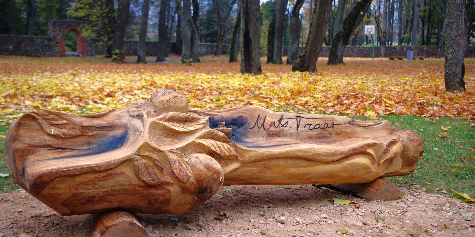 Holzskulptur im Park von Rannu – Mats Traat