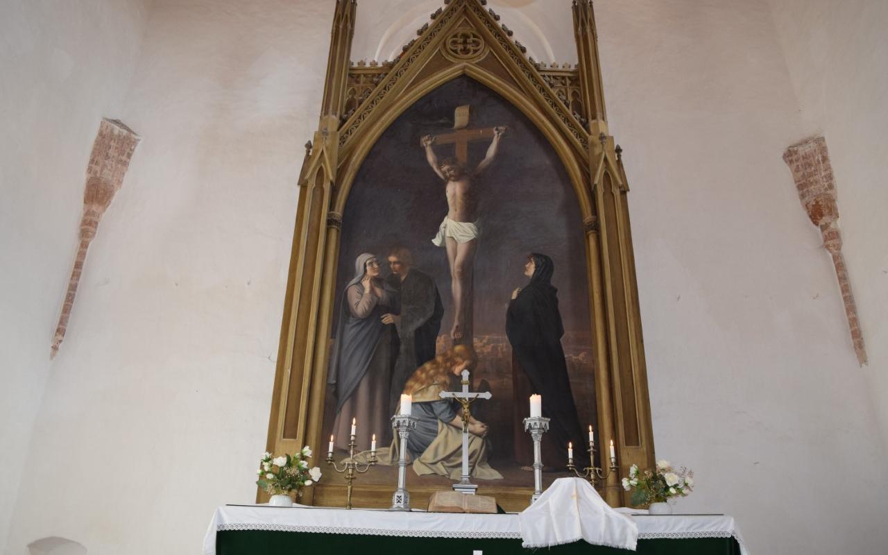 Auf der Altarwand das Gemälde „Christus am Kreuz“ von R. J. von zur Mühlen in der Kirche zu Rannu