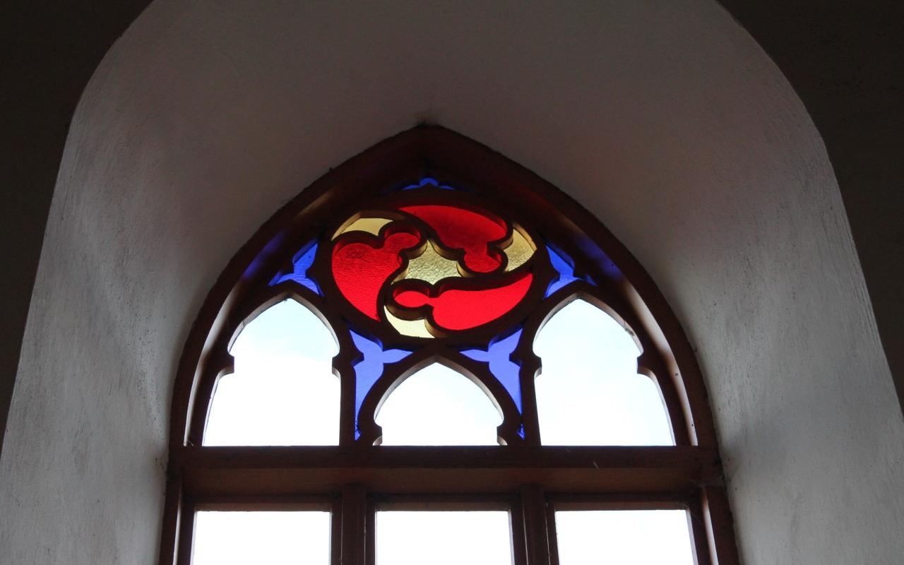 Fenster mit Glasmalerei in der Kirche zu Rannu