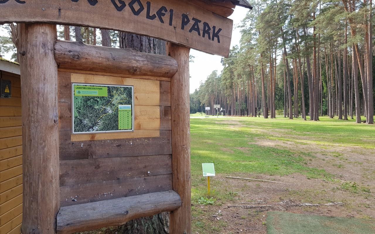 Discgolf-Park des Gesundheitssportszentrums des Landkreises Tartu: Hinweischild auf den Park und das Schema