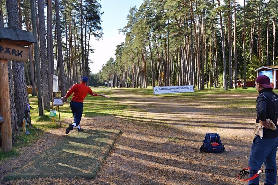 Tartu apriņķa Veselības sporta centra disku golfa parks: disku golfa spēlētāji spēles laikā