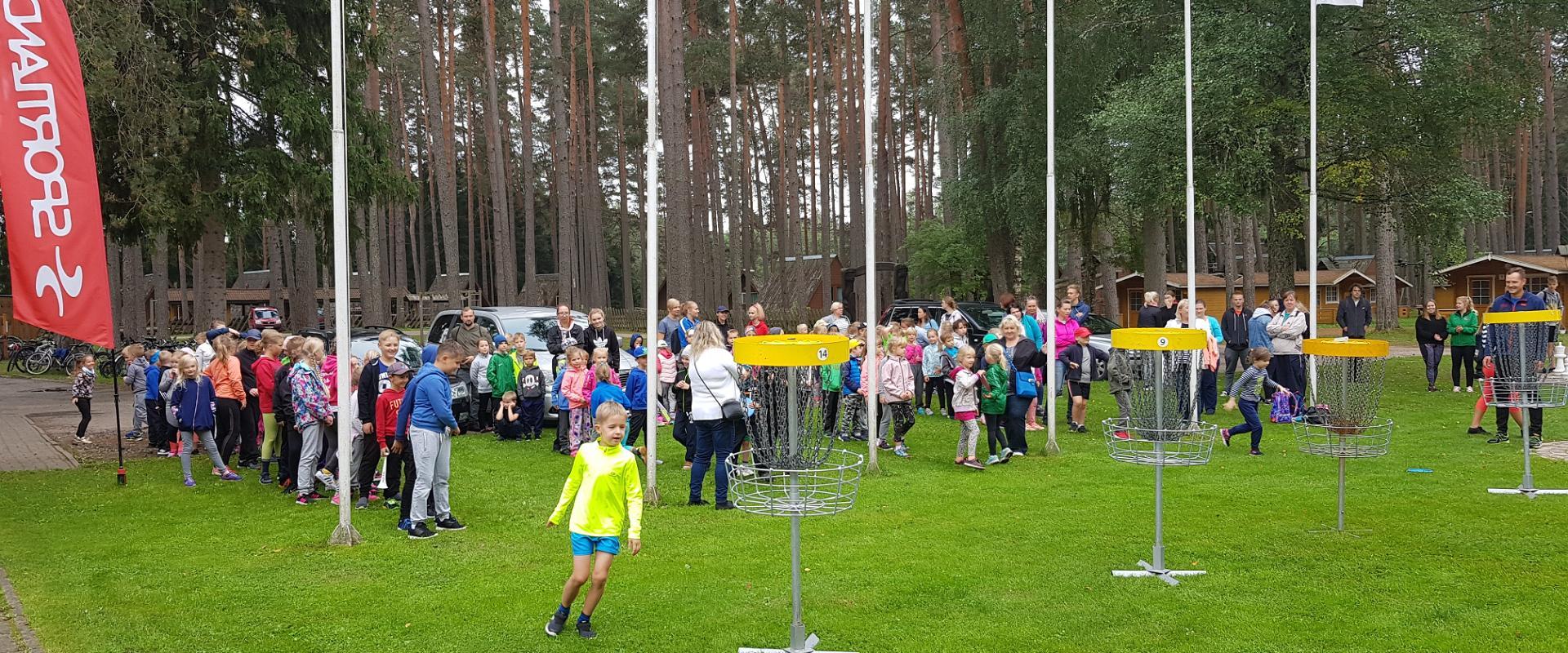 Tartumaan kuntourheilukeskuksen frisbeegolfpuisto: frisbeegolfin opetusta kouluille