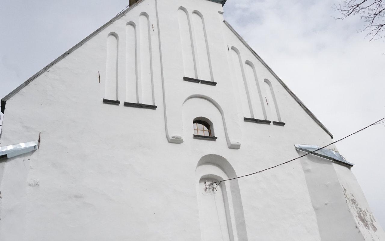 Pildil Puhja kiriku läänepoolne külg