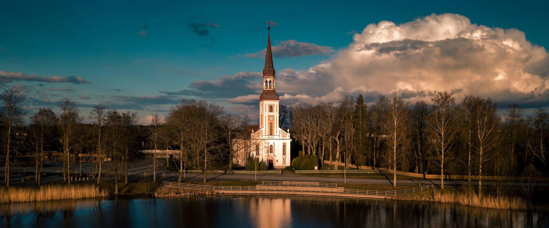 This church, dedicated to the archangel Michael, was completed in 1785. It stands on the shores of a man-made lake in Räpina and enjoys beautiful view