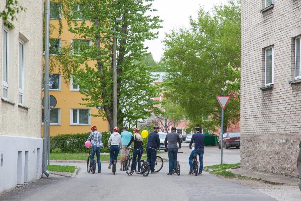Tõukerattaseiklus Tartu linnas: Seltskond tõukeratastel inimesi