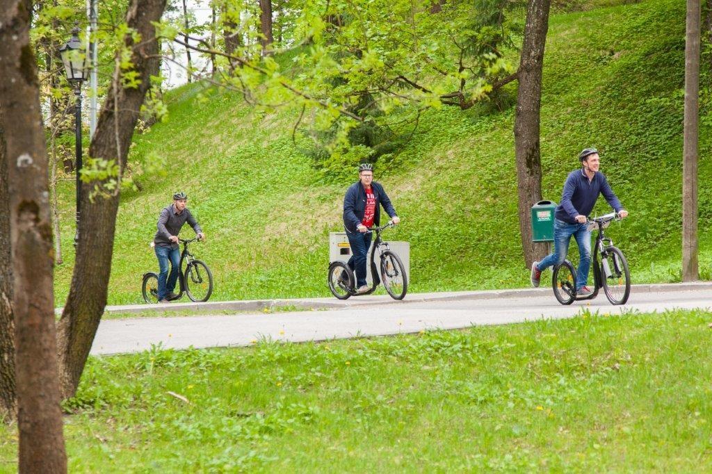 Tõukerattaseiklus Tartu linnas: jalgratturid rohelises Tartus