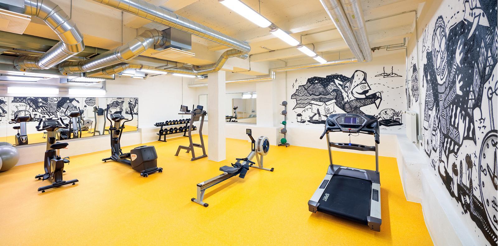 Modernes Fitnessstudio mit Straßenkunst