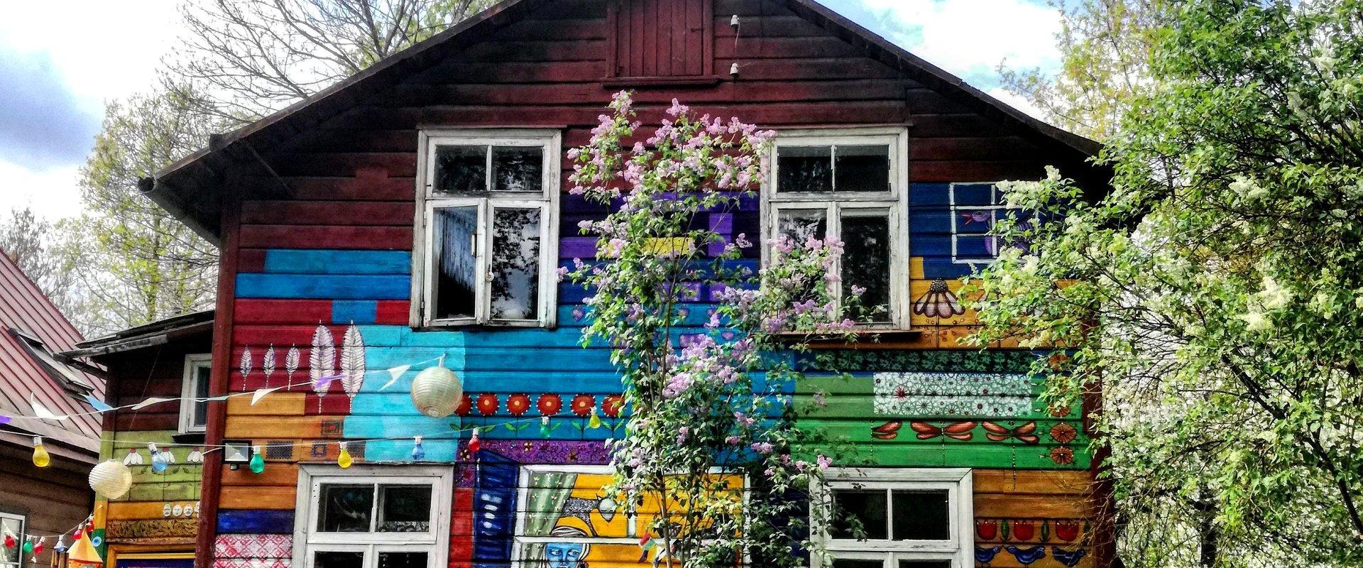 Supilinn – a district of wooden buildings with a wonderful milieu and colorufully decorated gardens