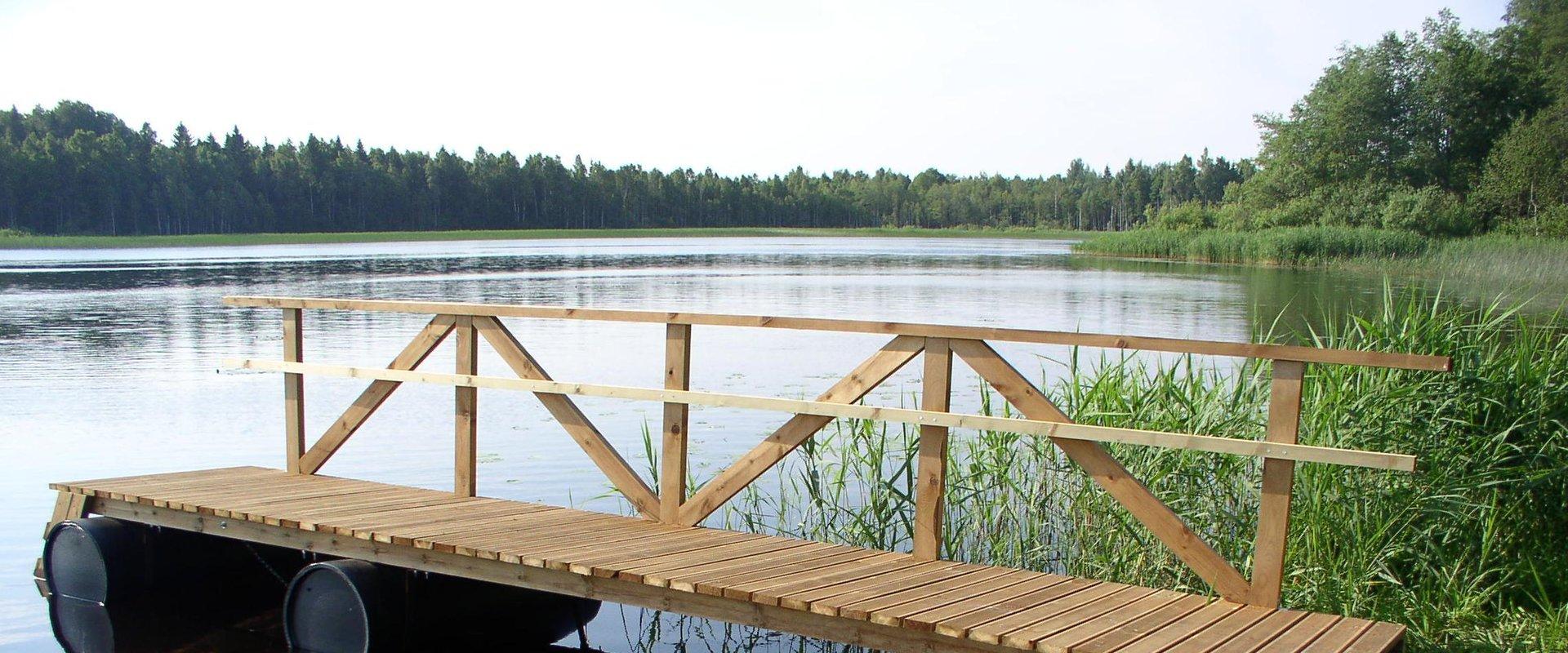 Karksin alueella, Latvian rajan vieressä, sijaitseva Ruhijärv on kesäaikaan lummeparatiisi. Hiekkarannat kutsuvat nauttimaan vedestä ja runsaat kalat 