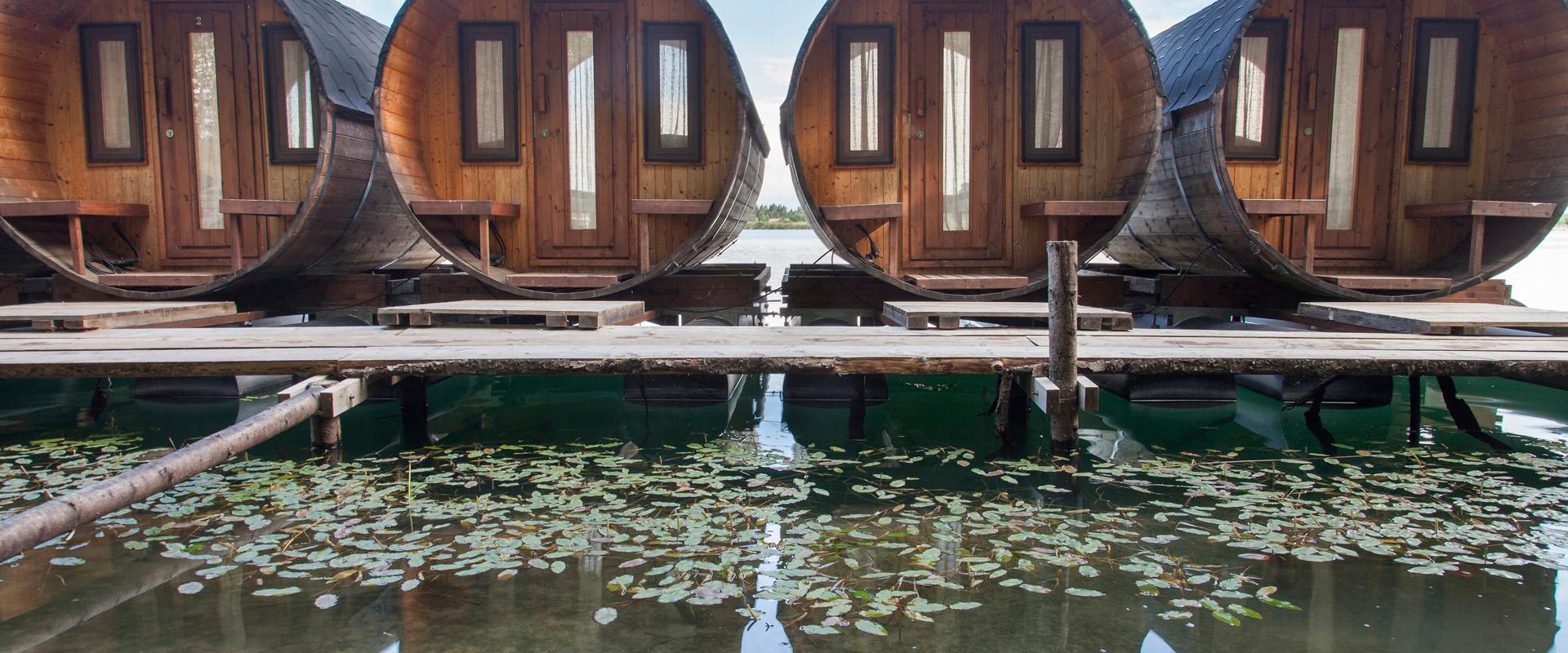 Campingfässer auf dem Wasser im Erholungszentrum Paekalda