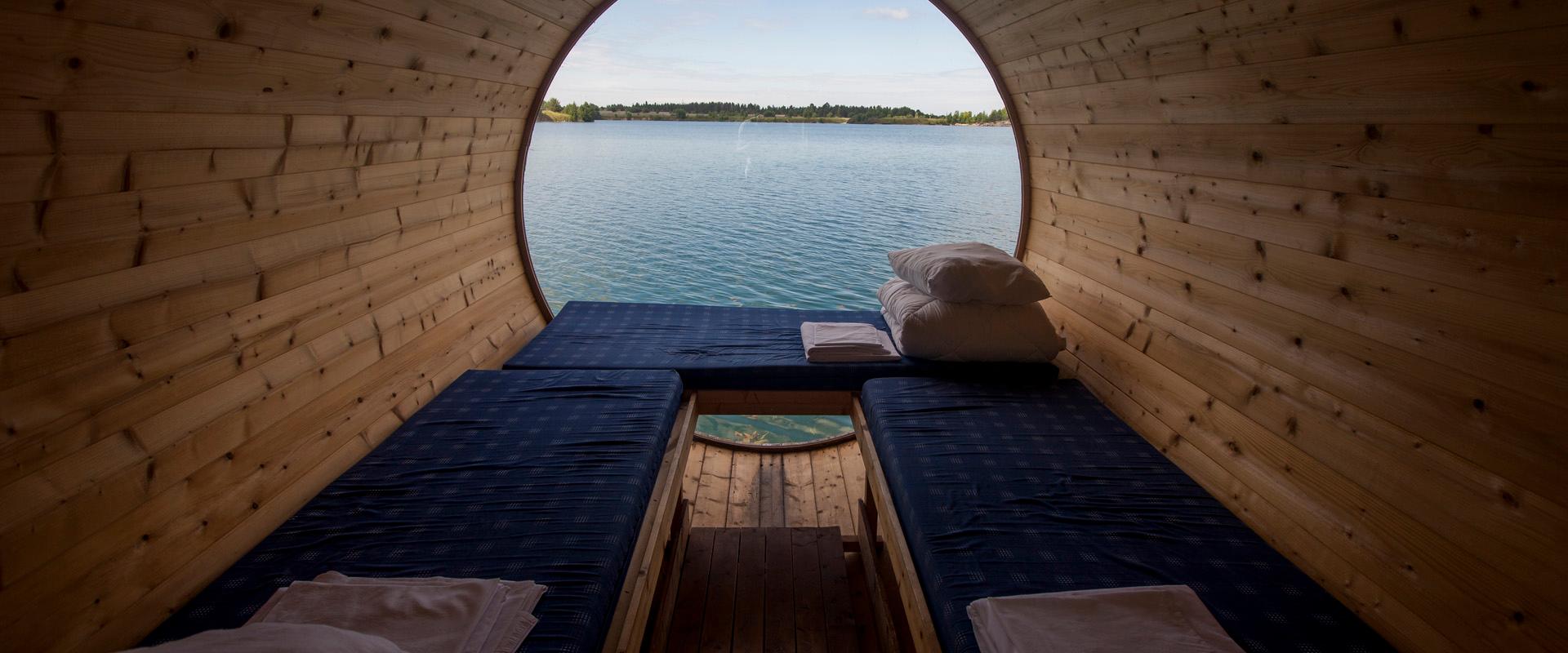 Campingfässer auf dem Wasser im Erholungszentrum Paekalda