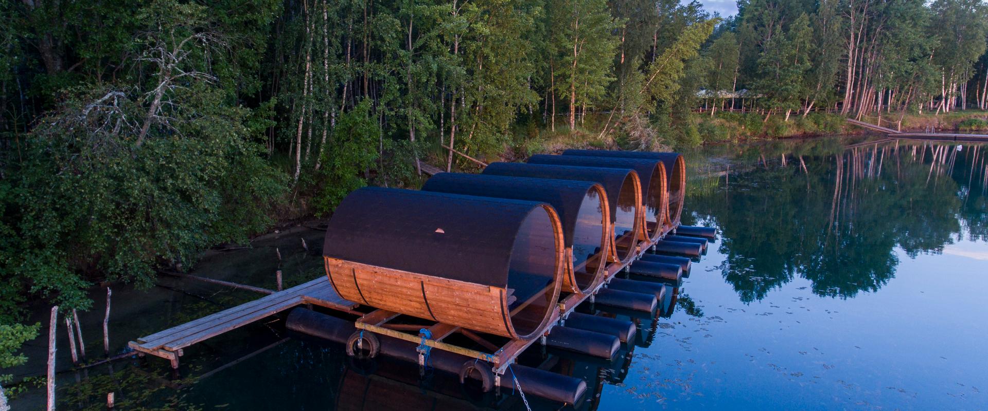 Campingfässer auf dem Wasser im Erholungszentrum Paekalda