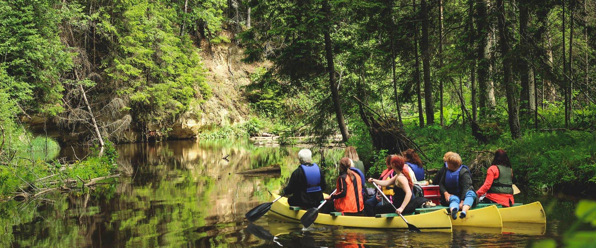 The canoe raft consists of three interconnected canoes, to which a platform for comfort has been added. One canoe raft comfortably accommodates 6–11 p