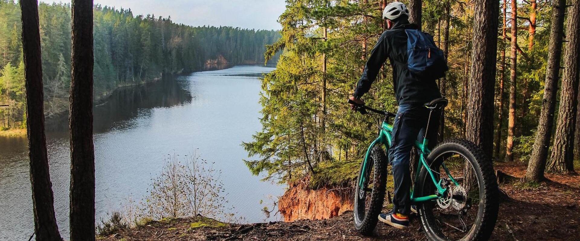 We organise fatbike tours in Taevaskoda all year round! From spring to autumn, we cycle on the forest paths along the banks of the Ahja River valley a
