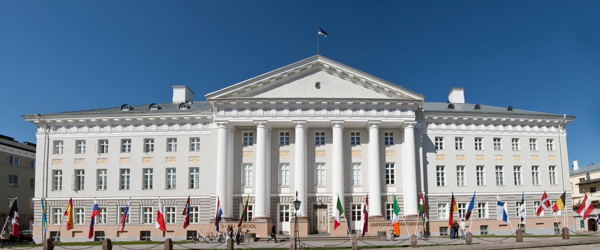 Yksi Tarton kiistattomista helmistä on Tarton yliopiston päärakennus – se rakennettiin vuosina 1804–1809 yliopiston arkkitehdin Johann Wilhelm Krausen