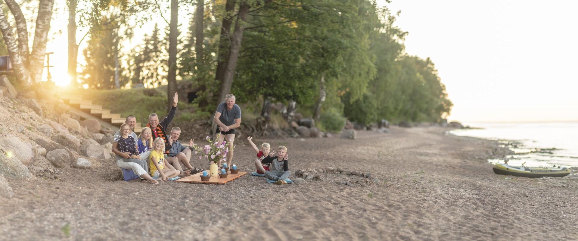 Ranna Puhkebaas, ihmiset ottamassa aurinkoa rannalla ja Peipsin järven hiekkaranta