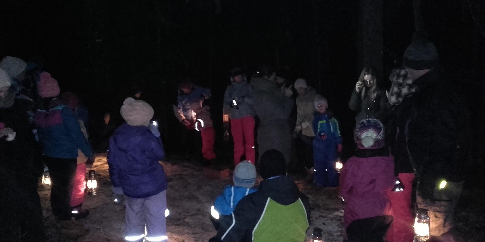 Abenteuerwanderung „Laternaga öises metsas“ (dt. Mit der Laterne im nächtlichen Wald) im Erholungsgebiet Elva