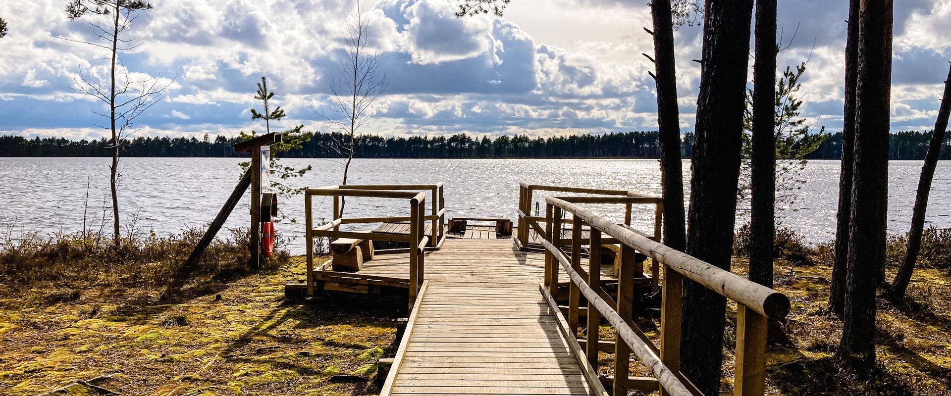 Moorsee und Waldhütte in Tudu