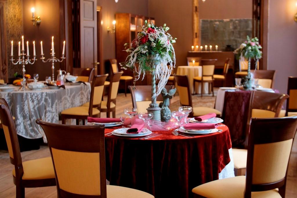A festive table in the dining hall of Anija Manor