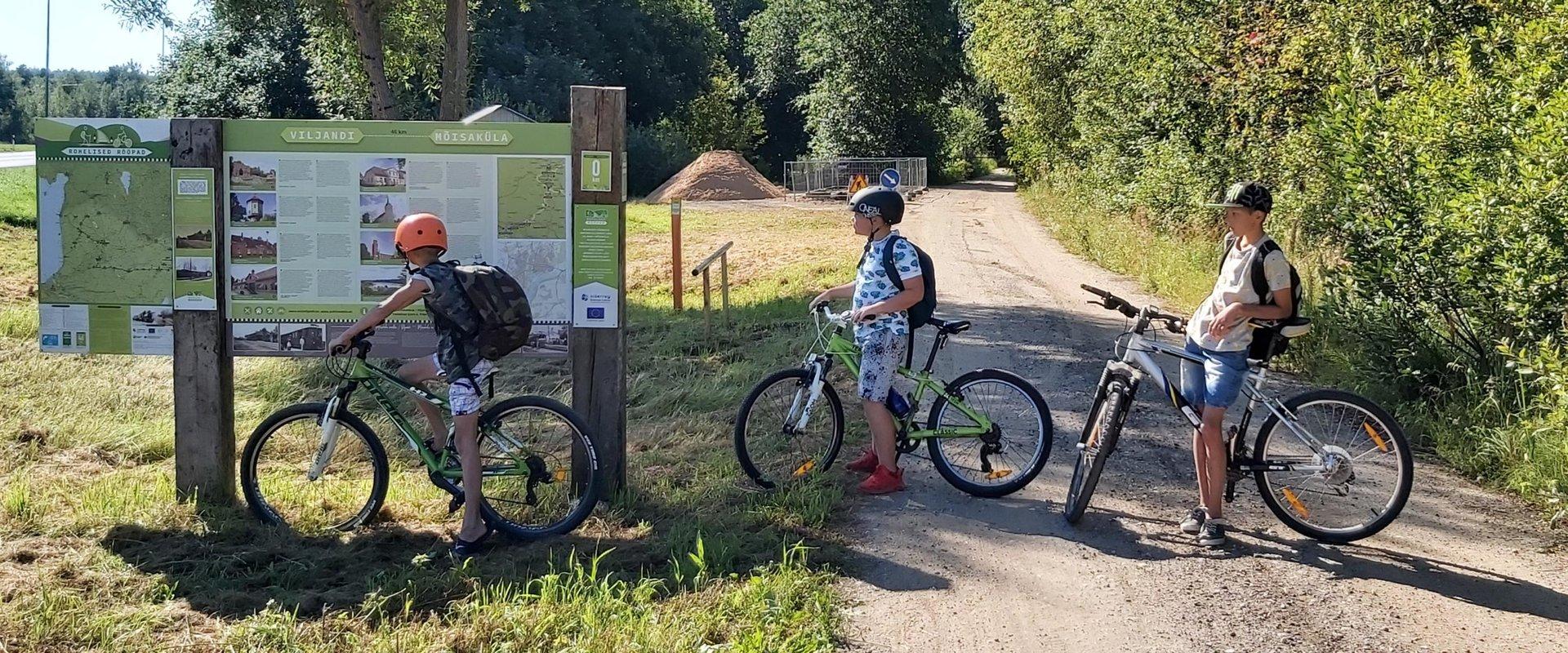 Ratastega on mõnus mööda Mulgimaa teid kulgeda. See on mõnus väljakutse, sest igal päeval sõidame umbes 30 km rahulikus tempos. Väikesed teed viivad m