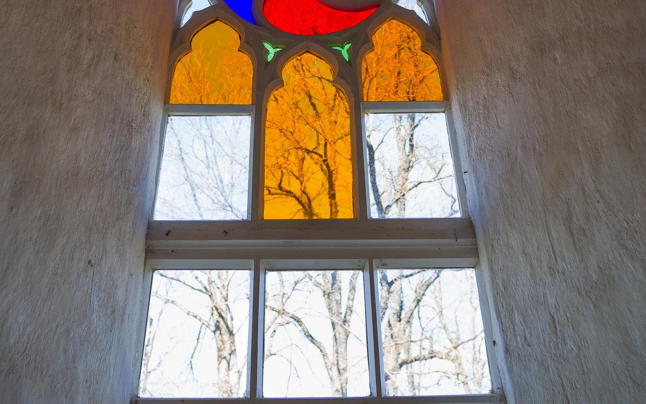 Puhjan kirkon ikkunan lasimaalaus
