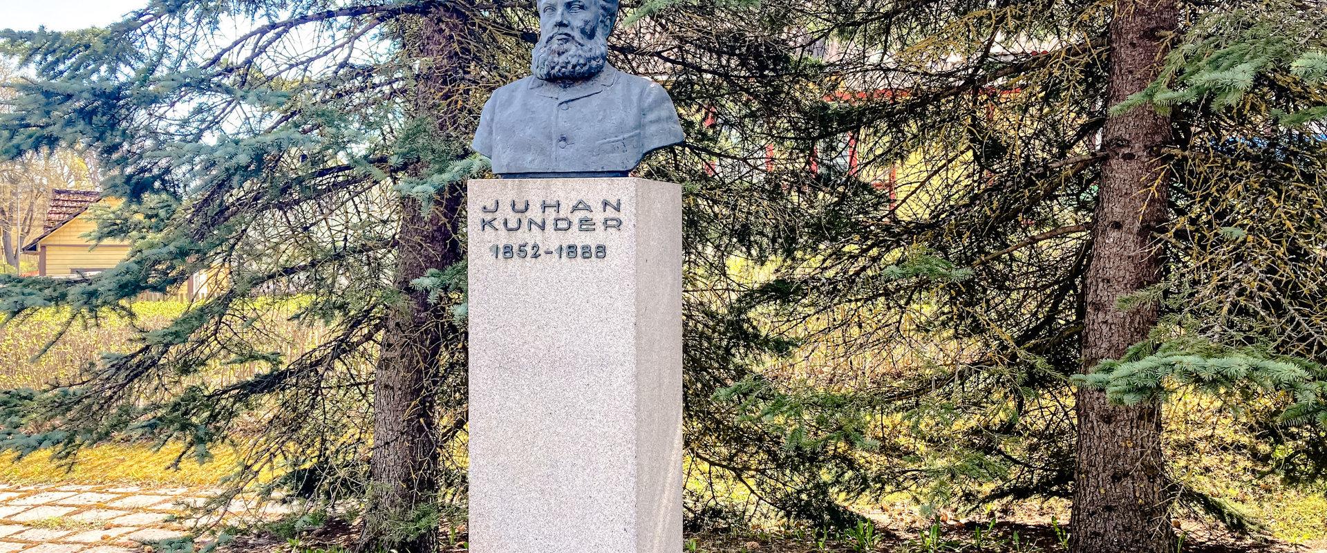 Juhan Kunderi monument Rakveres