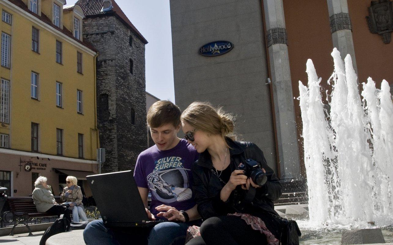 Menschen sitzen und betrachten den Computer