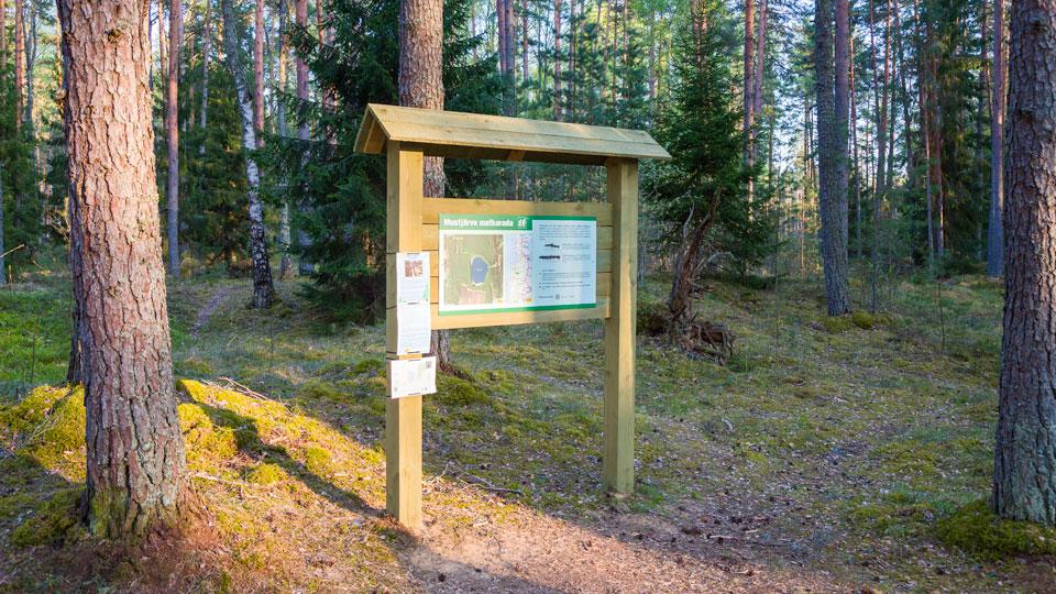 The first information board of the Mustjärve hiking trail (in the parking lot)