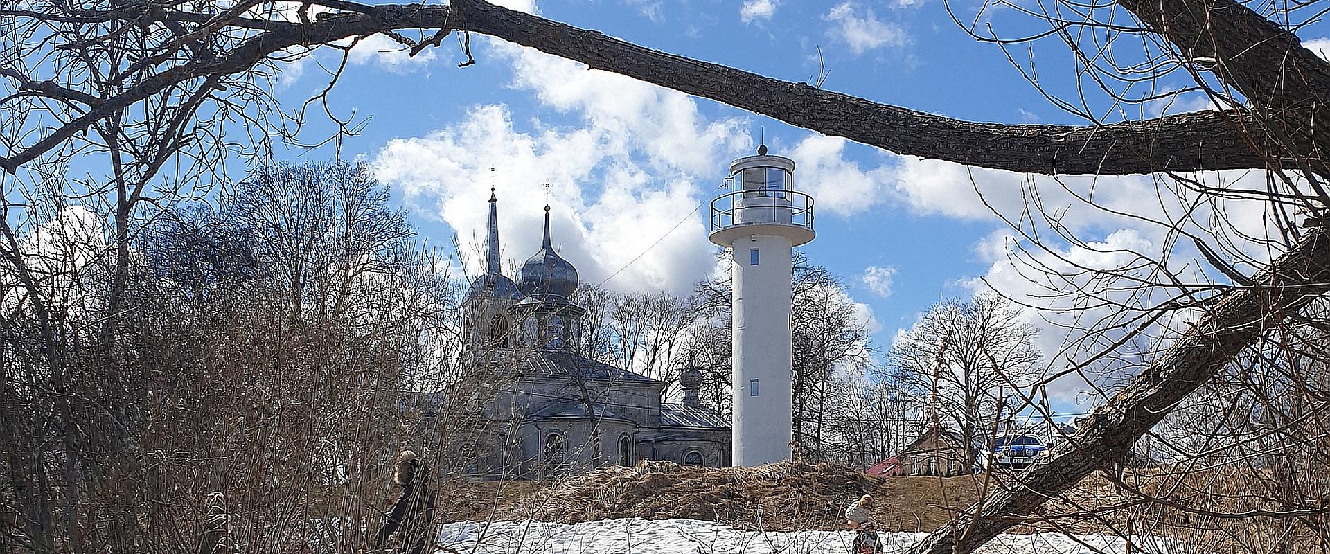 Nina beacon, Nina Orthodox Church in the background