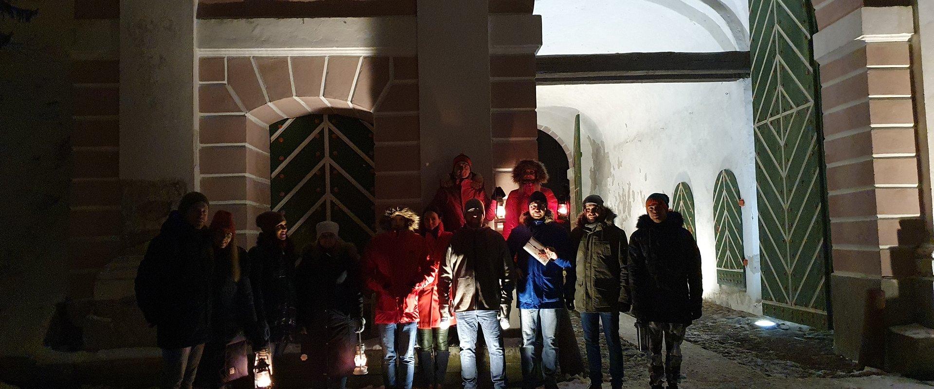 Ekskursioonigrupp Tallinna Värava juures