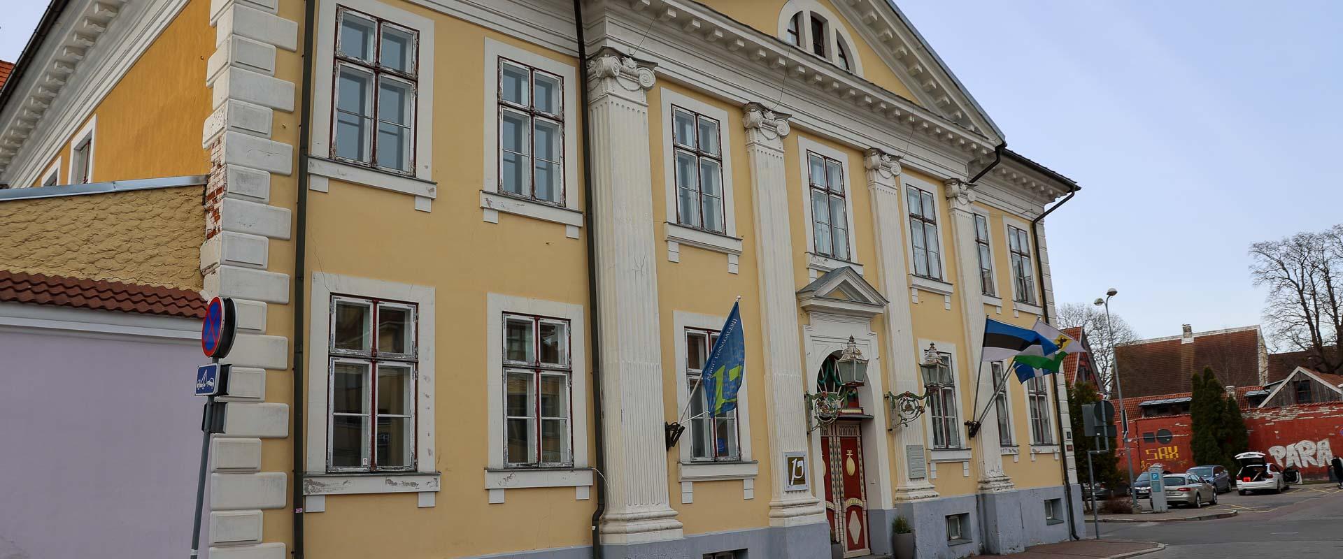 Das heutige Rathaus befindet sich in dem vom Kaufmann Peter Reinhold Harder 1787 erbauten Wohnhaus, das zu dieser Zeit mit seiner frühklassizistischen