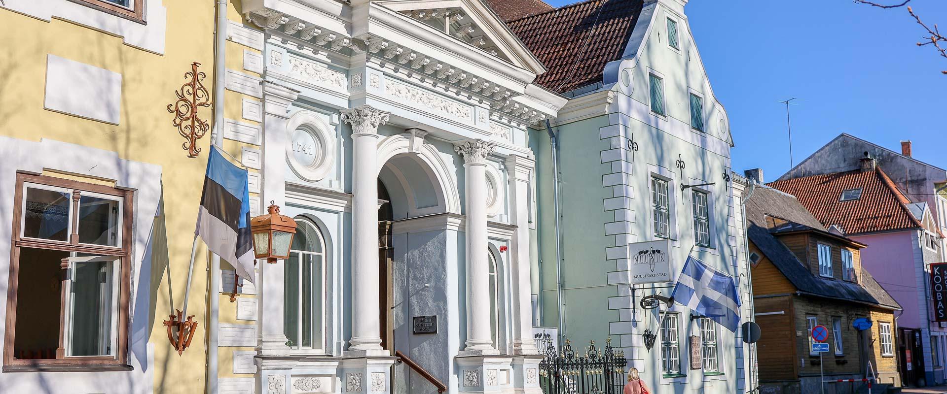 Diese zwei Häuser in der Pühavaimu Straße zählen zu den ältesten und farbenprächtigsten architektonischen und historischen Denkmälern der Stadt Pärnu.