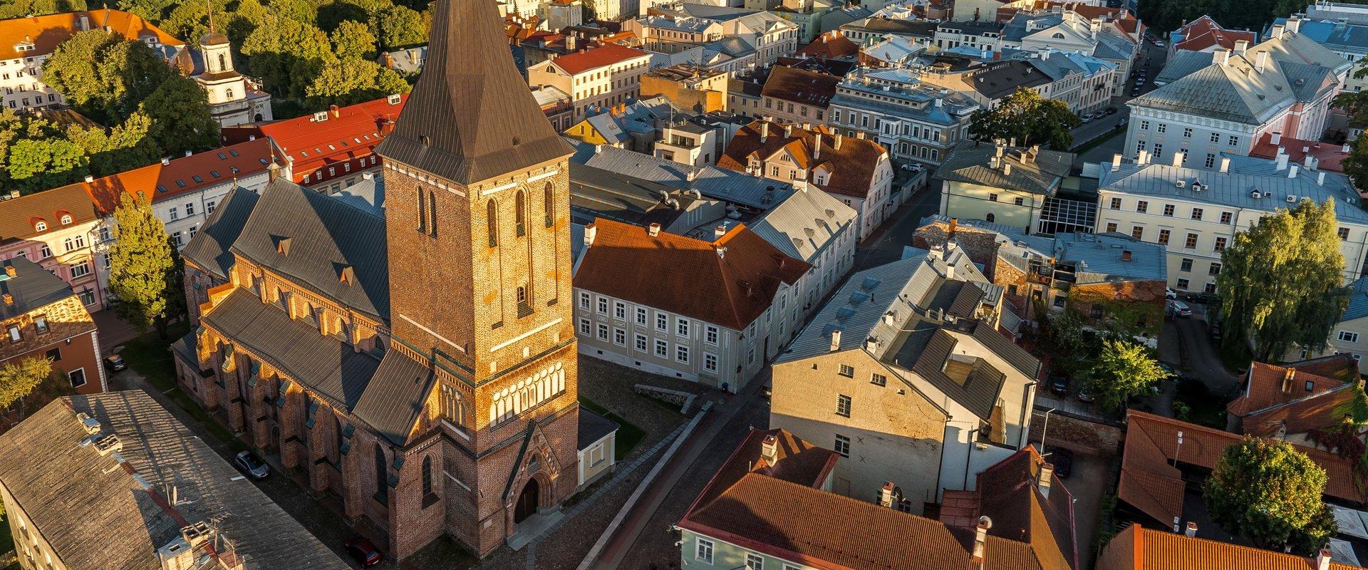 Festivāla nosaukumam iedvesmu esam guvuši no Hermana Heses romāna ar tādu pašu nosaukumu (Glasperlenspiel). Tas norāda, ka uz festivālu „Stikla pērlīš