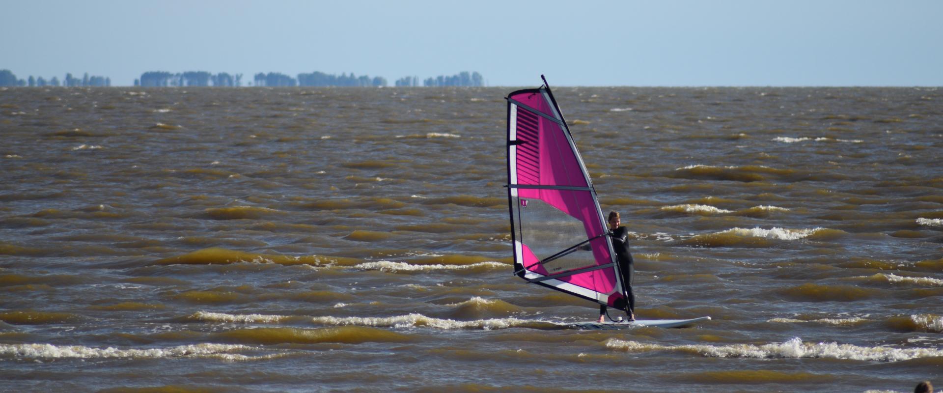 Windsurfing means riding on a surfboard and sailing upwind. Windsurfing training is perfect for everybody who likes to actively spend time in nature. 