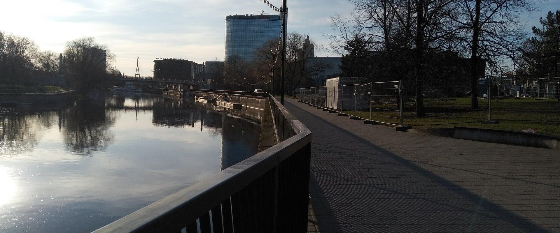 Early morning on the Emajõgi river bank