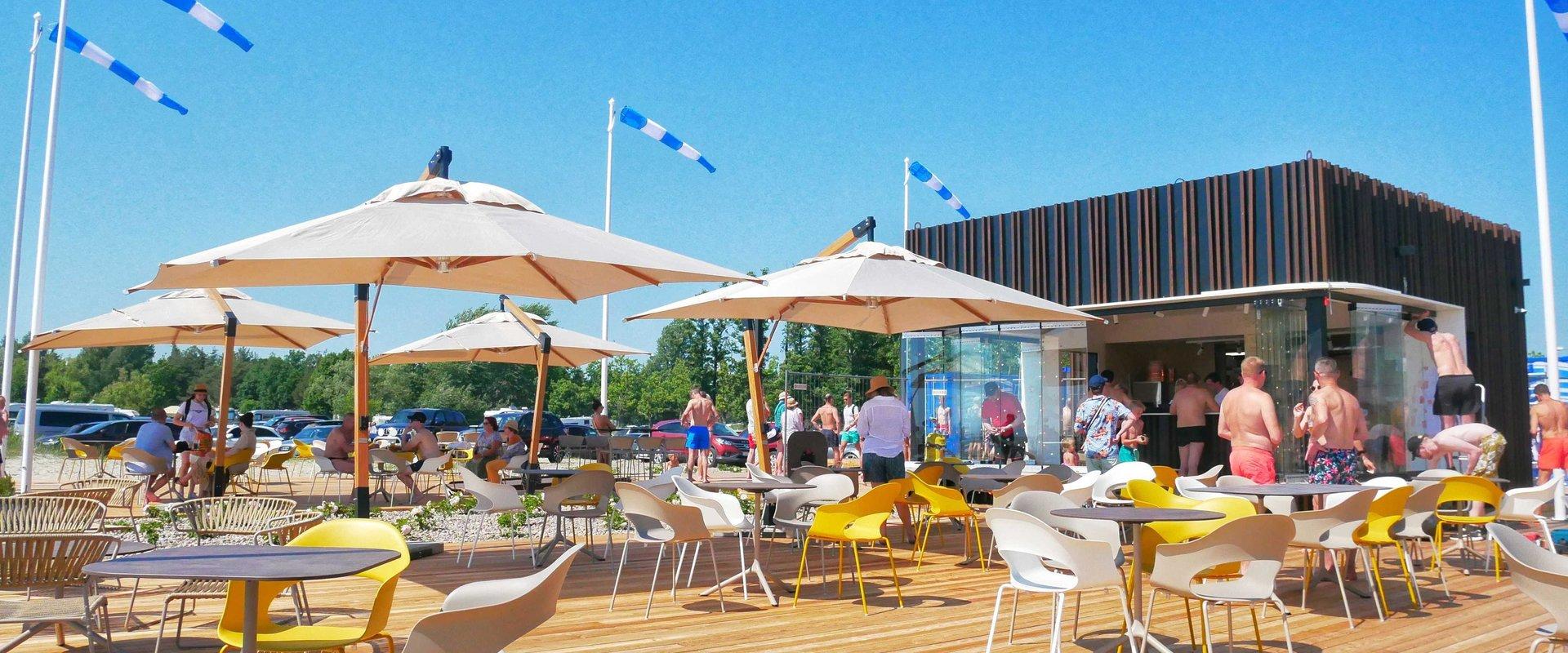 Wir begrüßen Sie in einem neuen Strandrestaurant in Pärnu, sozusagen mit den Füßen im Sand. Dort erwarten Sie schmackhafte Gerichte und erfrischende C