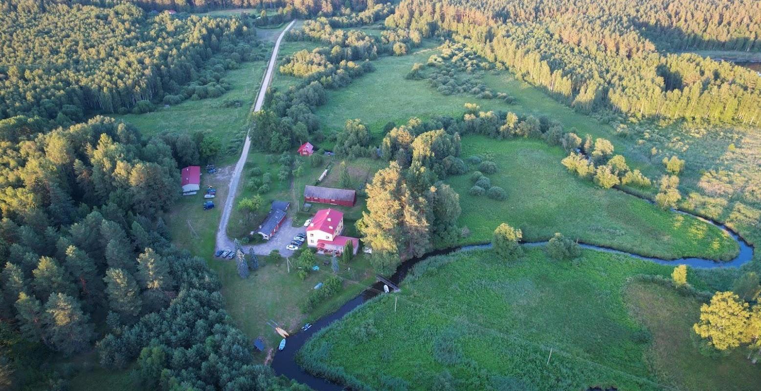 Viesu nams "Jõesuu", aerofoto - komplekss zaļumos