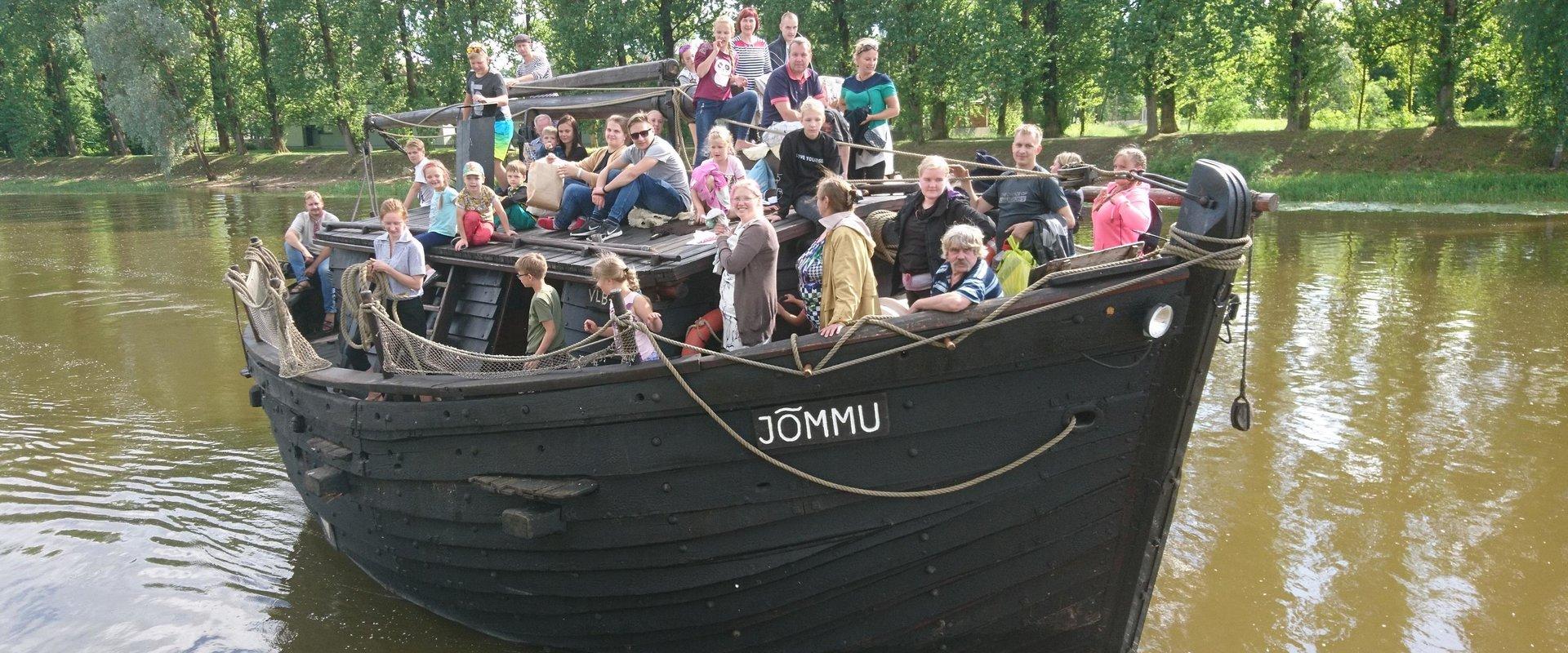 Der Schleppkahn Jõmmu ist ein Handelssegler - ähnliche Schleppkähne waren von der Hansezeit bis zur Mitte des 20. Jahrhunderts auf den Gewässern unter