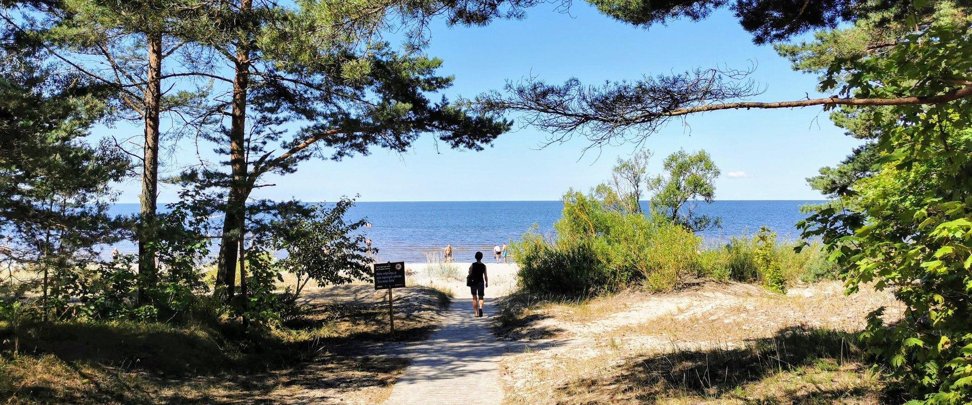 A beautiful natural beach with shores lined with lovely pebbles and a pine forest. The seaside campsite with a fenced garden has been popular for deca