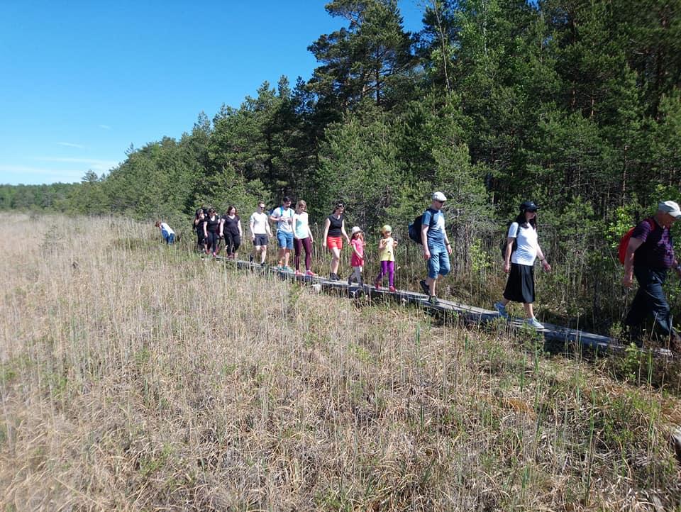 Valgejärve loodusõpperaja matkajad