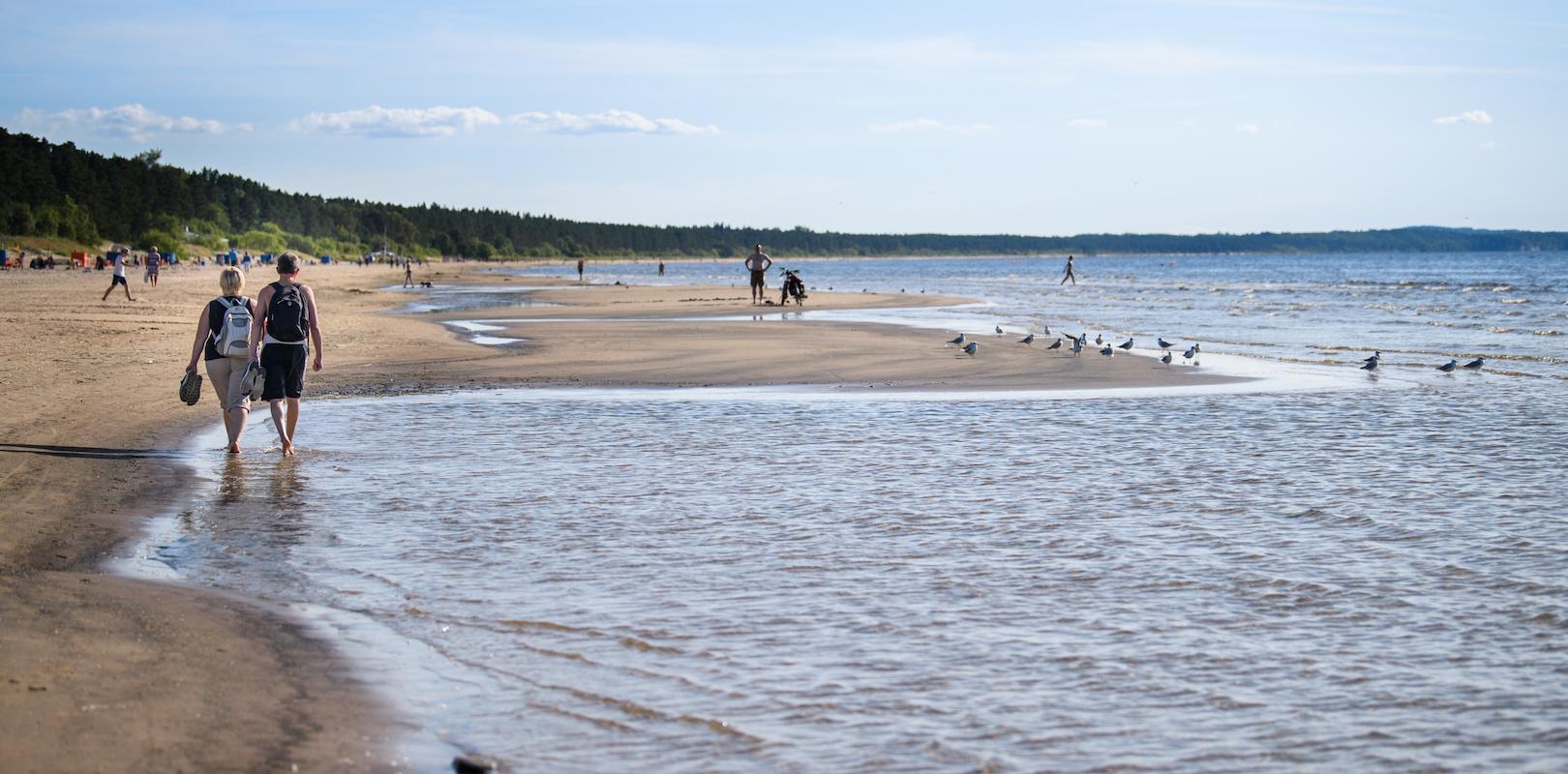Narva-Jõesuu rand ja inimesed jalutamas veepiiril
