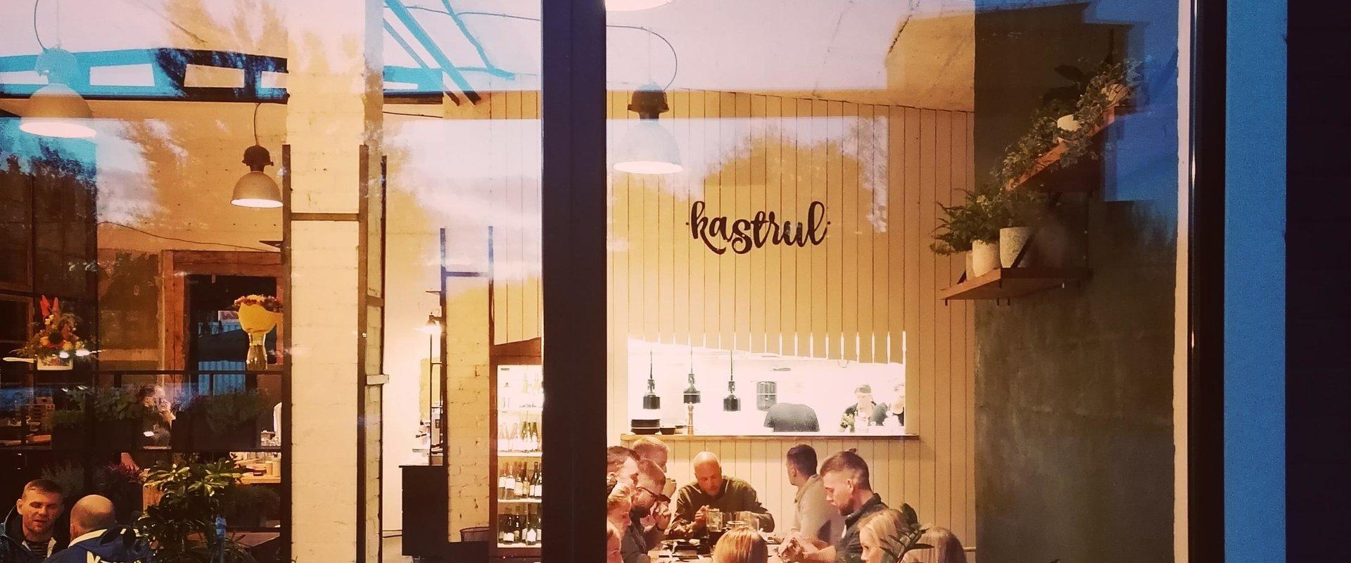 Das Kastrul ist ein Café am Fluss Pärnu, das heimische Speisen serviert, die von der asiatischen und mediterranen Küche beeinflusst sind. Lokale Rohst
