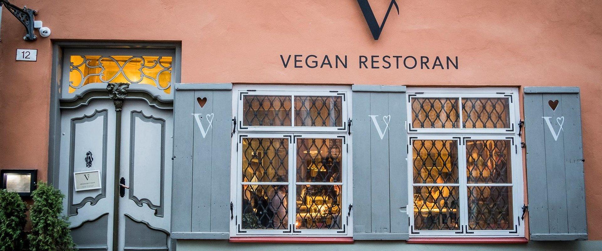 Vegan Restoran V on Eesti esimene täistaimne restoran. Meie restoran on küll väike, kuid hubane. Meie restoranis pakutakse ainult vegan ehk 100% taime