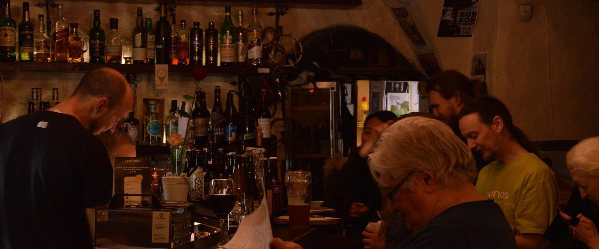 Tallinnan vanhassa kaupungissa sinua odottaa viihtyisä oluisiin keskittynyt baari, jonka vaatimattomalta takalliselta baaritiskiltä löytyy laaja valik