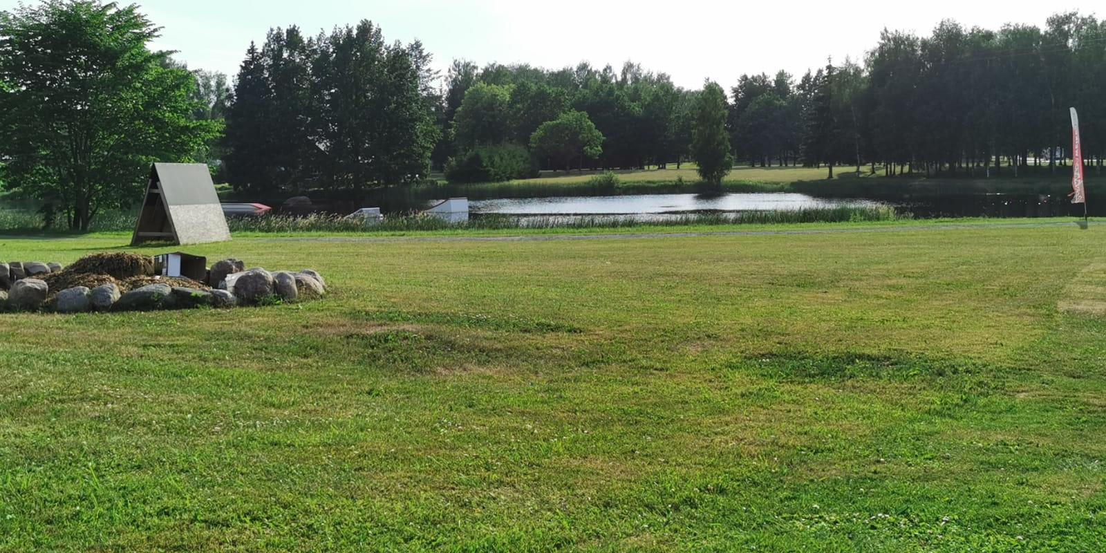 Karavanautode peatuskoht Väätsa järve kaldal