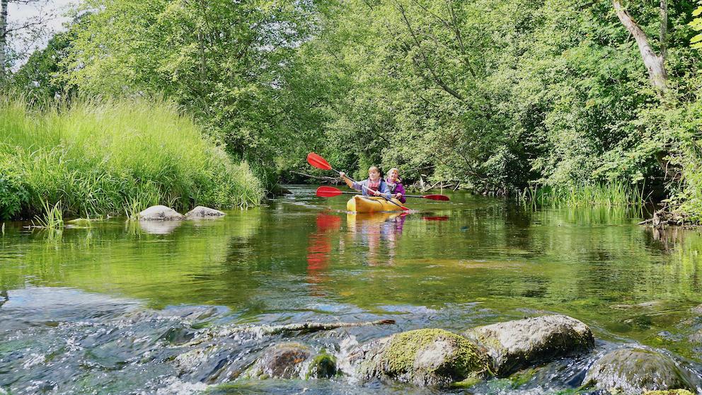 Süstamatkajad lähenemas Pühajõel kärestikule