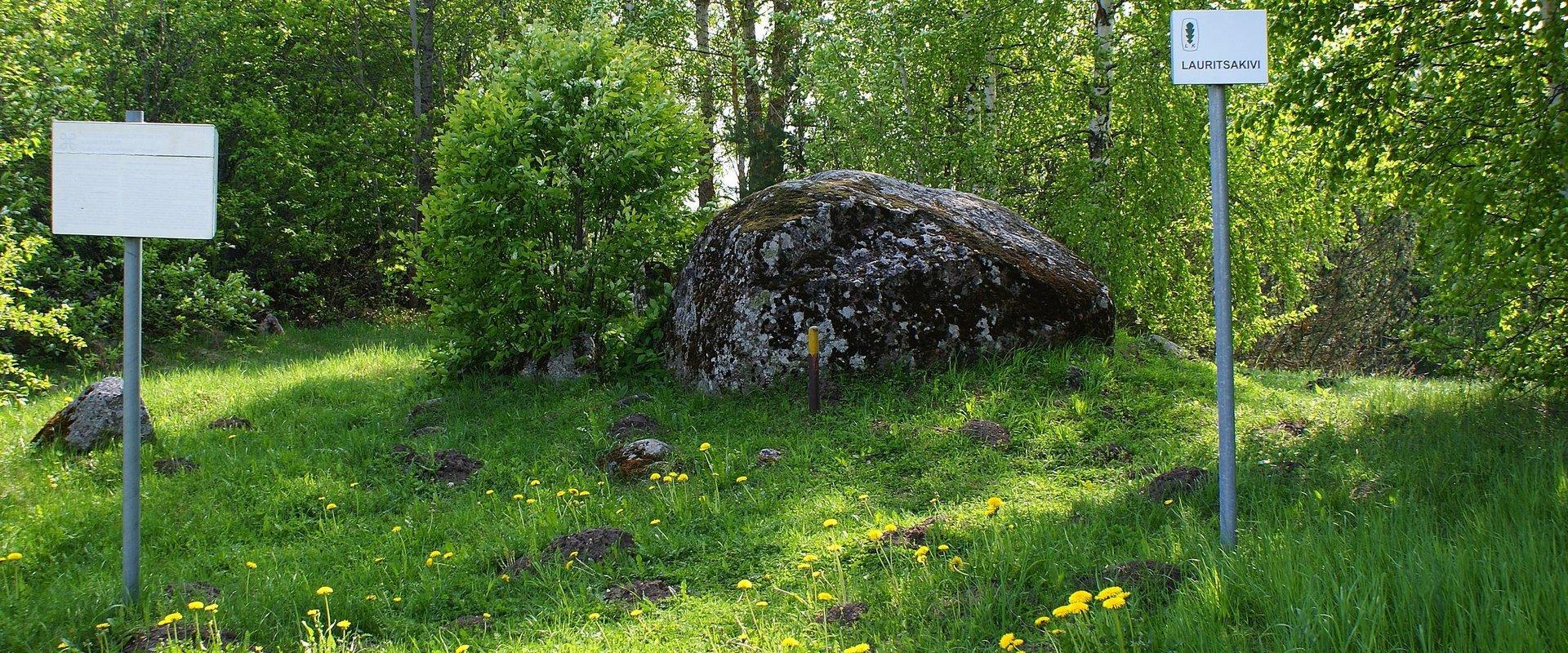 Der Stein Lauritsakivi in Kuusalu
